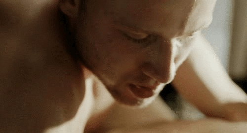 garotosdanight:  - A kiss speaks a thousand words. When you love someone, you feel safe in the arms of the one who makes you happy.  - Um beijo fala mais que mil palavras. Quando se ama alguém, você se sente seguro nos braços daquele que te faz feliz.