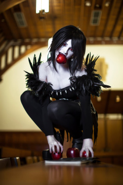 cosplayblog:  Ryuk (genderbent version) from Death Note  Cosplayer: Foxxi Loxxi Cosplay [TW | FB | IN]  Photographer: CMOSs Photography [WW | DA | FB]   