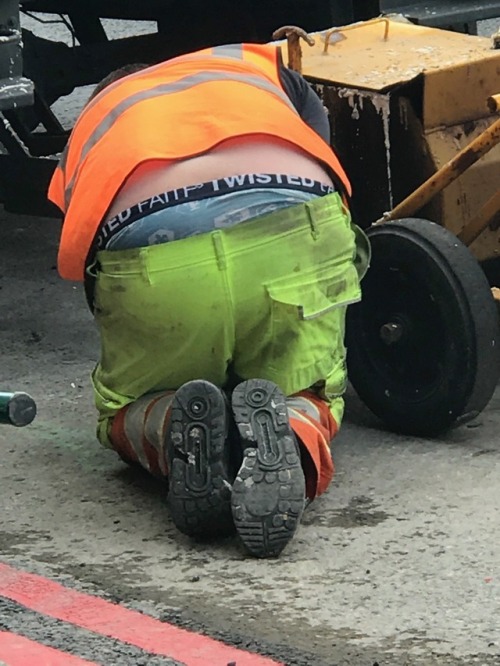 cityoflondontradies:Just let me pull those cheap pants down and sniff and lick that dirty sweaty shi
