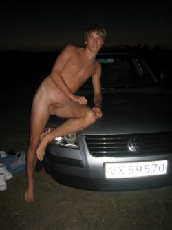 nakedpublicfun:  Having fun with a dare