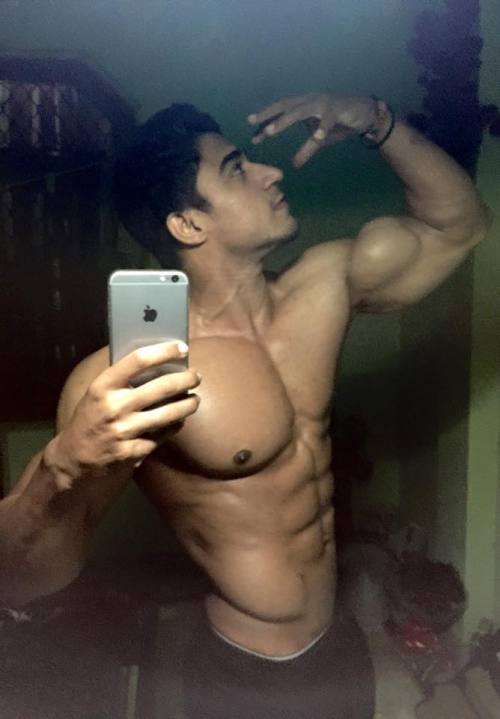 asianhunk-pecs-nips-asses:  Pectease!!