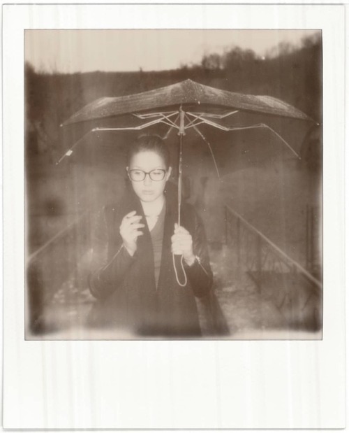 The Lady In The Rain - Ancien Polarod #impossibleproject #blancoynegro #polaroid #blackandwhite #sepia