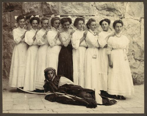 Women living in an American colony in Jerusalem with a Bedouin boy, early 20th century.