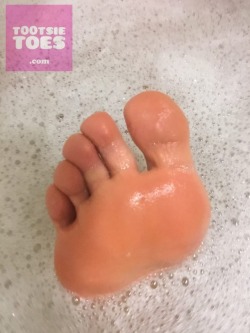 t00tsietoes:  Who likes wet soles?