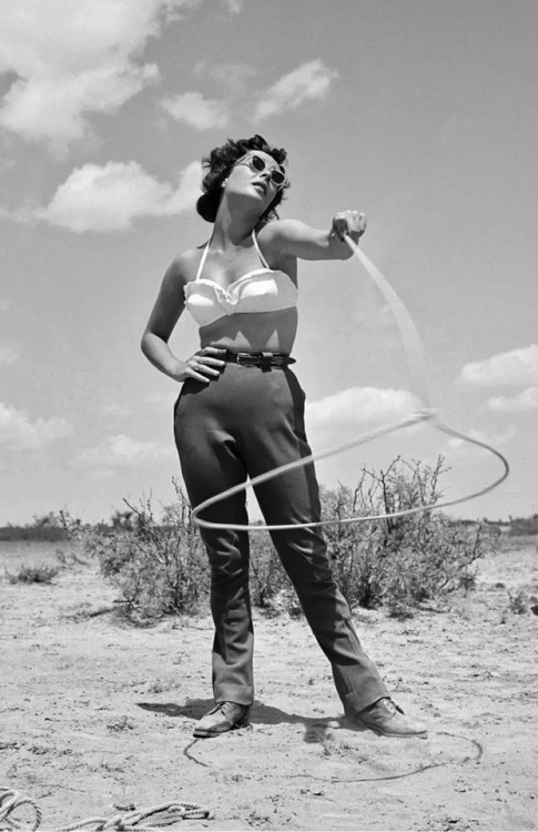 joeinct: Elizabeth Taylor, Marfa, TX, Photo by Frank Worth, 1955