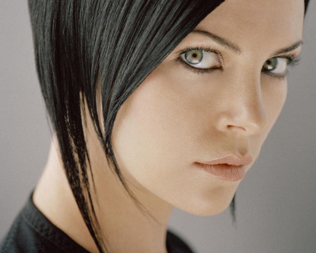 coolcelebritypictures:  More about Charlize Theron