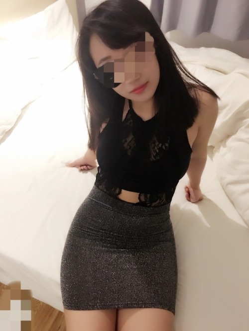 lemonesedrink: 前两张的老婆是让我跪舔的女王 后两张是见到你们的大鸡吧臣服在你们裆下的乖乖女 请射入她的子宫和屁眼 贱王八给二位主子舔阴润滑 跪着给你们当马桶 让我老婆体验真正的男人 做