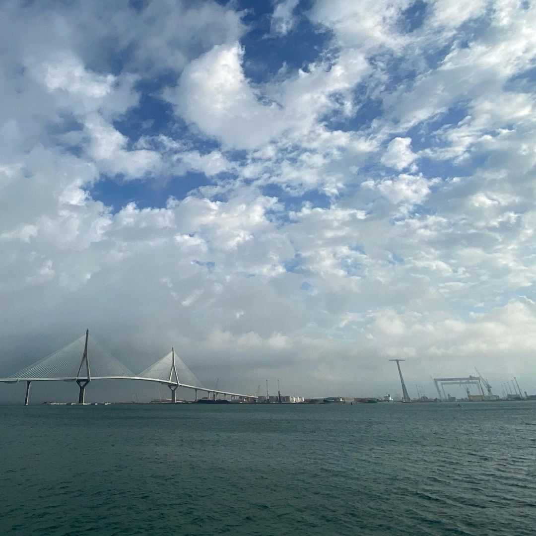 Habéis visto ese cielo azul y ese océano verde esmeralda 🤩 Horas antes de la tormenta ⛈
.
.
.
.
#cádiz #cadizspain #oceanoatlantico #atlanticocean #bridge #cloudsphotography #skyline #instaphoto (en...