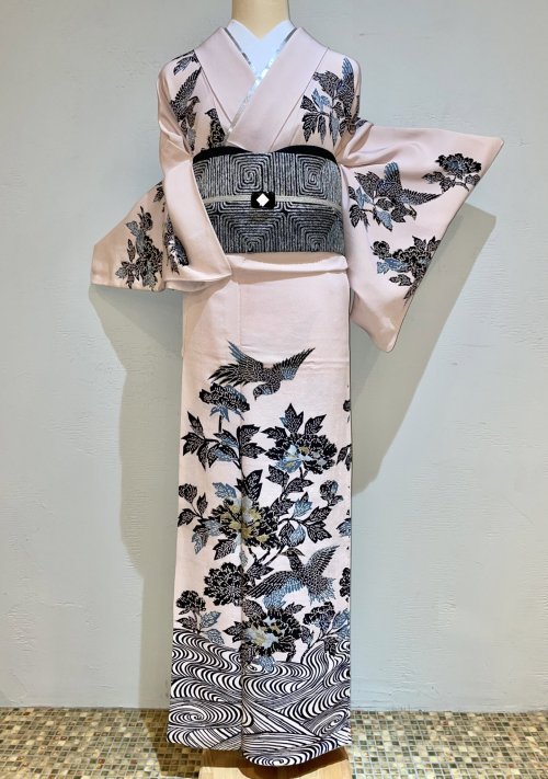 Super chic kimono outfit, with a soft pink tsukesage (houmongi?) with lovely black patterns with jus