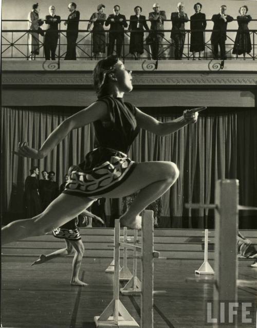 Greek games at Barnard College(Gjon Mili. 1952)