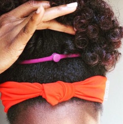 fridayonce:  black–lamb:  afro-arts:  Snappee  www.snappee.com // IG: snappeeinc   ✨ Use hair tie for buns, ponytails, puffs, etc. - when taking hair down, just unsnap…NO BREAKAGE, NO TANGLES, NO DAMAGE! - snap multiple ties together to create a