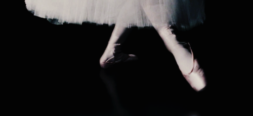 lastjedie:   It’s about a girl who gets turned into a swan and she needs love to break the spell, but her prince falls for the wrong girl so she kills herself.   Black Swan(2010) dir. Darren Aronofsky 