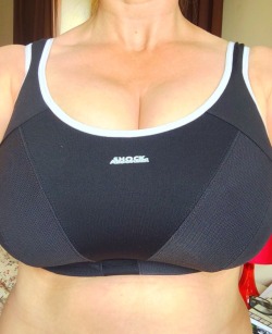 teasentweak:  Sports bra 