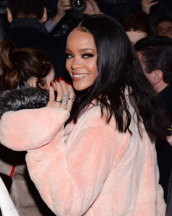 hellyeahrihannafenty: Rihanna Out and About