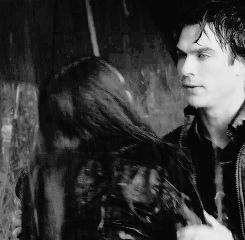 worldstyles:  Damon and Elena in the rain 1x17 // 6x07 