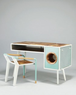 cubebreaker:  Designer Jina U’s vintage-styled Soundbox Desk uses no electricity, needing only a docking station and a low-tech amplifier resembling a phonograph horn to pump up your music.