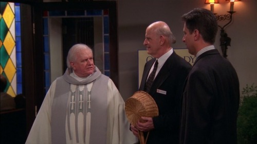  Everybody Loves Raymond (TV Series) - ’Prodigal Son’ S4/E14 (2000)  Charles Durning as Father Huble