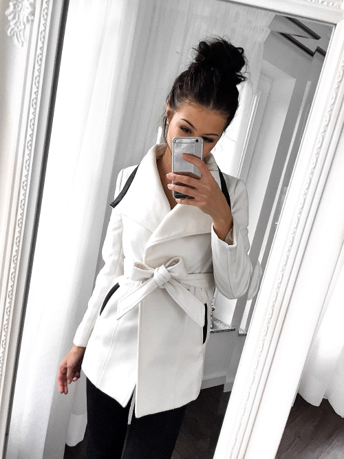 dresslily-official: classic match: black and white, me and smile 【Find the coat here】&gt;&gt;&gt;&gt