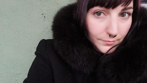 Yes I’m wearing fur and yes that makes me a bad vegan but it’s ~vintage~ . 2018 has empo
