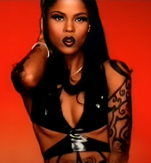 surra-de-bunda: Vita in Ja Rule’s “Holla Holla (Remix)” directed by Hype Williams (1999)