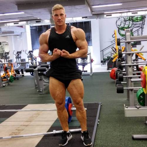 lovedolmanche:Blond, baby faced, blue eyed muscle boy!  Damn what more could be desired? That face and those legs are death.  Wow!