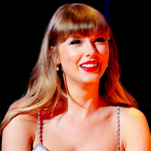 tswiftsedits: Taylor Swift reacts to winning the Global icon Award during The BRIT Awards 2021 at Th