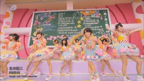 好きな衣装シリーズ！ NMB48の北川謙二の衣装！ 曲もとってもキャッチーで可愛いのですが、衣装がさらに可愛い！ 衣装は大きく分けて2パターン。 さや姉やゆいはんが着ている、上半身黄色、スカート水色の
