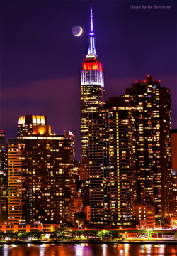  Lovely Crescent Moon Hovers Near The Empire State Building Tonight.   				Inga&Amp;Rsquo;S