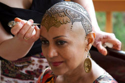 my-wanton-self:  artmesohard:  Many cancer patients can be overwhelmed with the physical and emotional difficulties of their disease, and the loss of their hair from chemotherapy treatment certainly doesn’t help. Henna Heals, a rich community of nearly