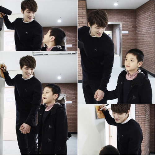 150307 - ‘Spy’ Kim Jaejoong, daddy smile with the meeting of a child actor