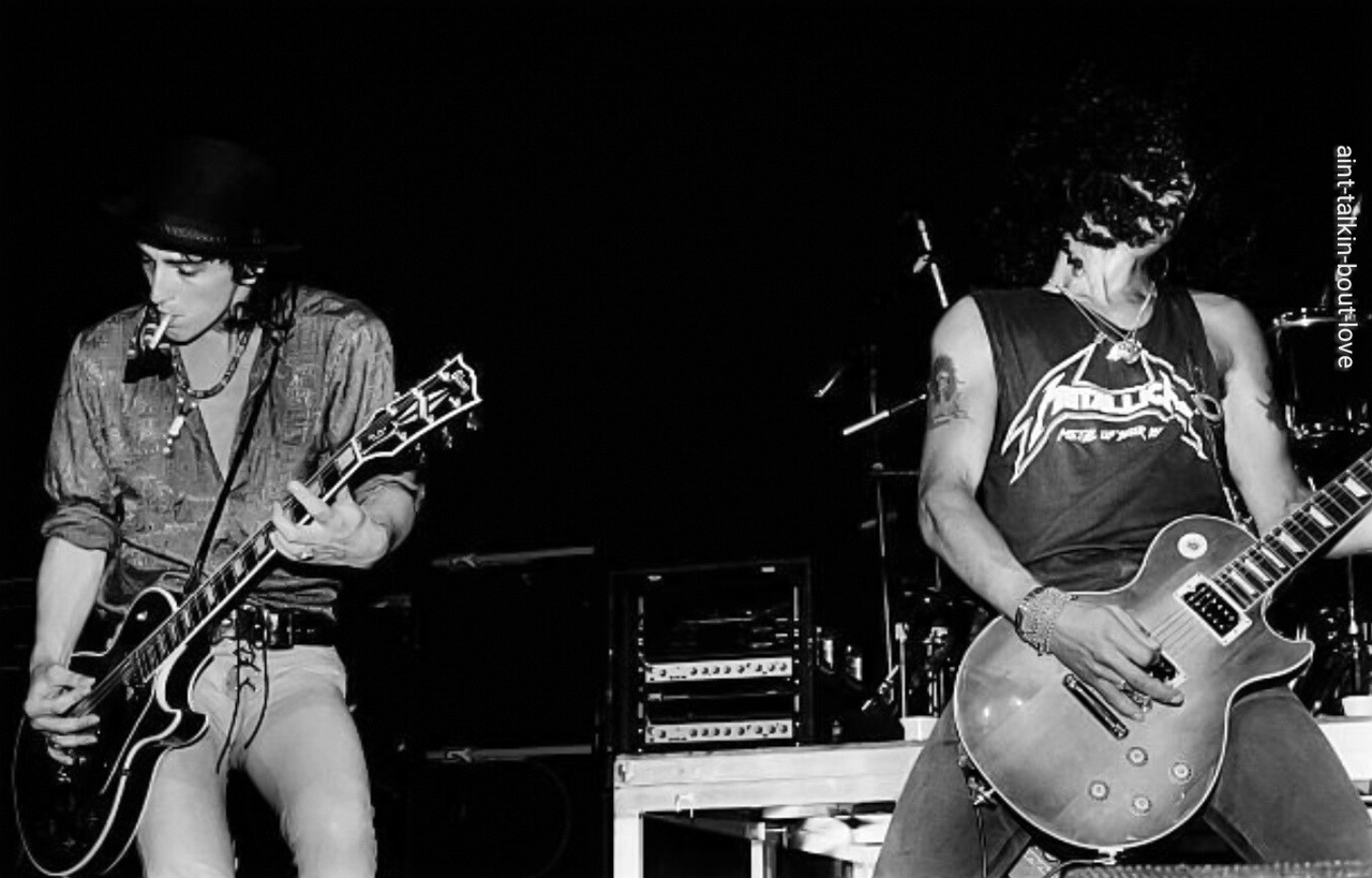 aint-talkin-bout-love:   Izzy Stradlin &amp; Slash  🌹