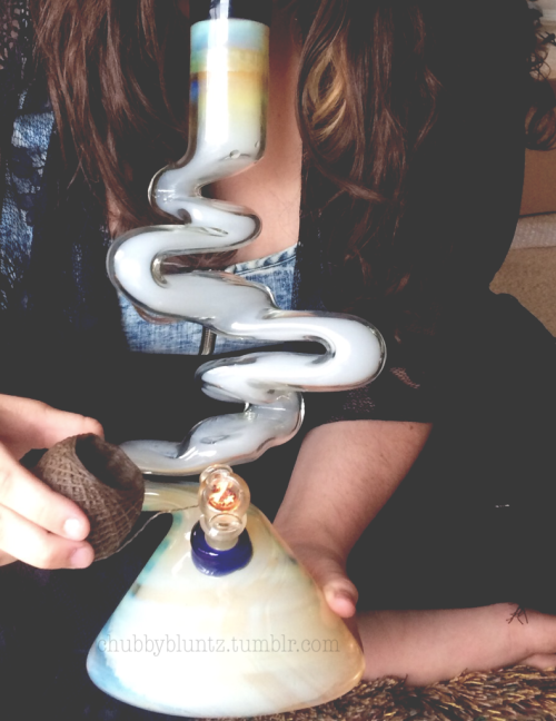 chubbybluntz:  so in love with this bong ✨