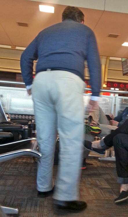 dilferotica: I love daddyhunting at airports, and this dad bod was primed for capture.