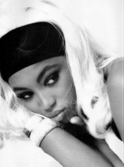 bomshells:Naomi Campbell in “Naomi” photographed