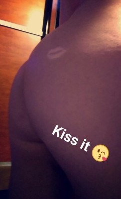 justunicornsinlove:  A kiss on the lips 😘💋