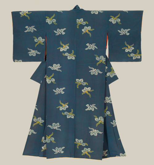 A katazome (stenciling technique) kimono.  Late Meiji (1900-1911), Japan.  The Kimono Gallery