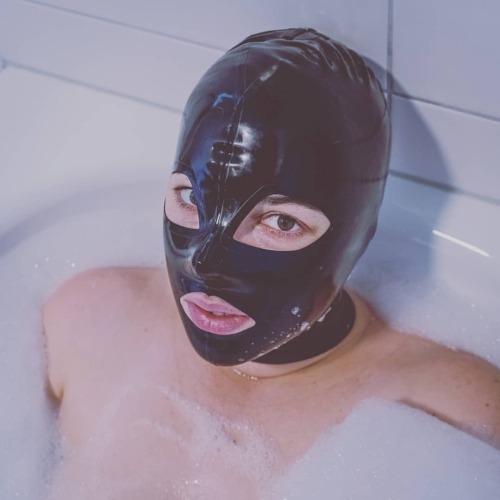 rubber-relaxing #latex #rubber #gummi #latexmask #rubberhood #mask #maske #latexgirl #gummigirl #lat