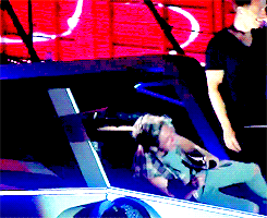 kryptoniall-deactivated20150613:  Jon’s improvised rap causing Niall to fall over