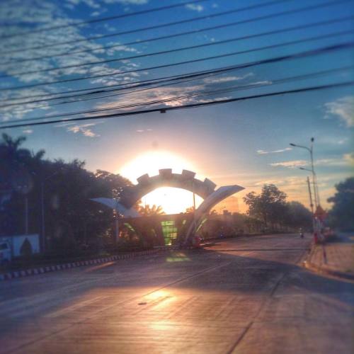#vietnam #roadtrip #mornings #sunrise #praisethesun #bienhoa #nhatrang #sleepy (at Biên H&ogra