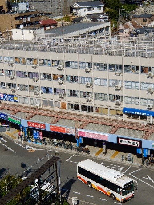 tamazo2:津久野アパート（1963〜66年）と南海バス大阪府堺市西区津久野2014