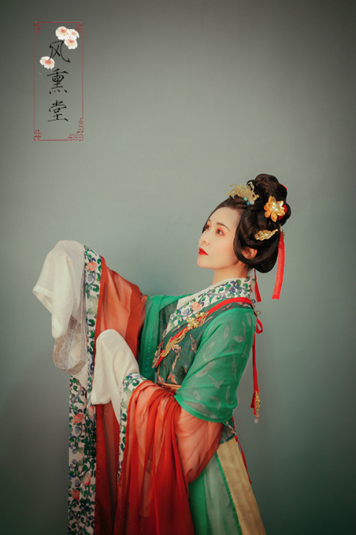 Traditional Chinese hanfu by 风熏堂