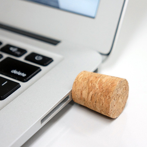 digitalramen: Molla Studio’s Cork USB lets you transport your messages in a fun way.