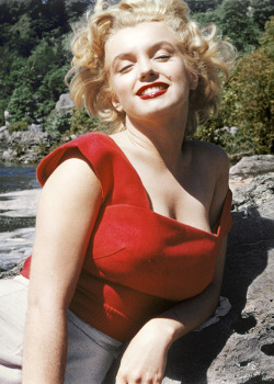 ourmarilynmonroe:  Marilyn Monroe photographed