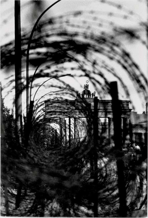 casadabiqueira:  Brandenburg Gate with Barbed Wire, Berlin. René Burri, 1961 