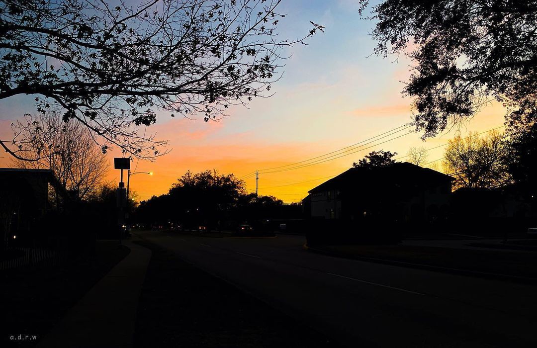 20210204
Miraculous magic moment.
#2021 #firstpostof2021 #2021february #magichour #goldenhour #please #bringushappiness #bringusgoodluck #bringusmiracles #shotoniphone #iphotography #urbansunset #urbangoldenhour #houston #houstoncity #texas
(at...