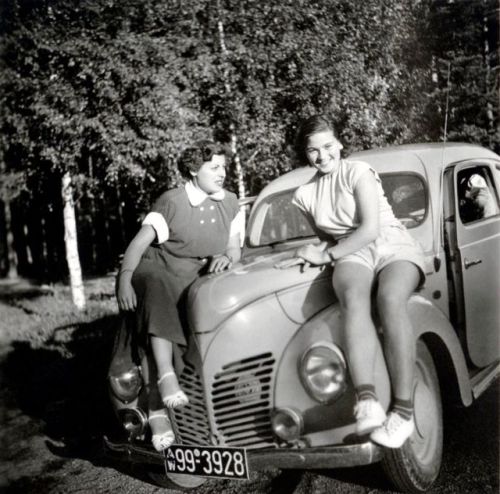 vintageeveryday: Cool pics capture ‘50s beautiful ladies in shorts posing with their cars.