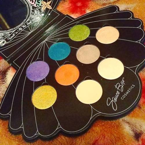 @sauceboxcosmetics courtesy of @discountbeautyboutique   #makeup #makeupofinstagram #instamakeup #makeuplover #makeuplovers #makeupobsessed #makeupmakeseverythingbetter #crueltyfreemakeup #crueltyfree #mermaidlifepalette #eyeshadowpalette