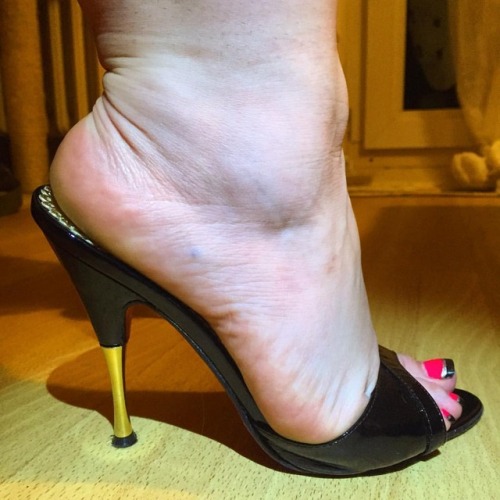 bbwgoddess13:#feet #foot #footfetish #legs #footjob #footporn #shoes #sexyshoes #barefoot #sexyfeet 