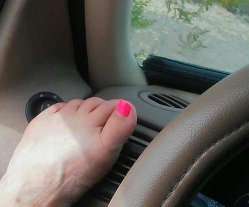 findommelasvegas: Do you like toes painted pink? I love them