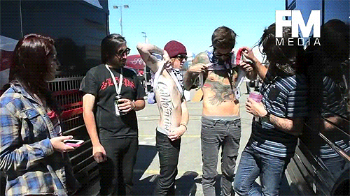 bandsoffthewalls:  Oh my. 